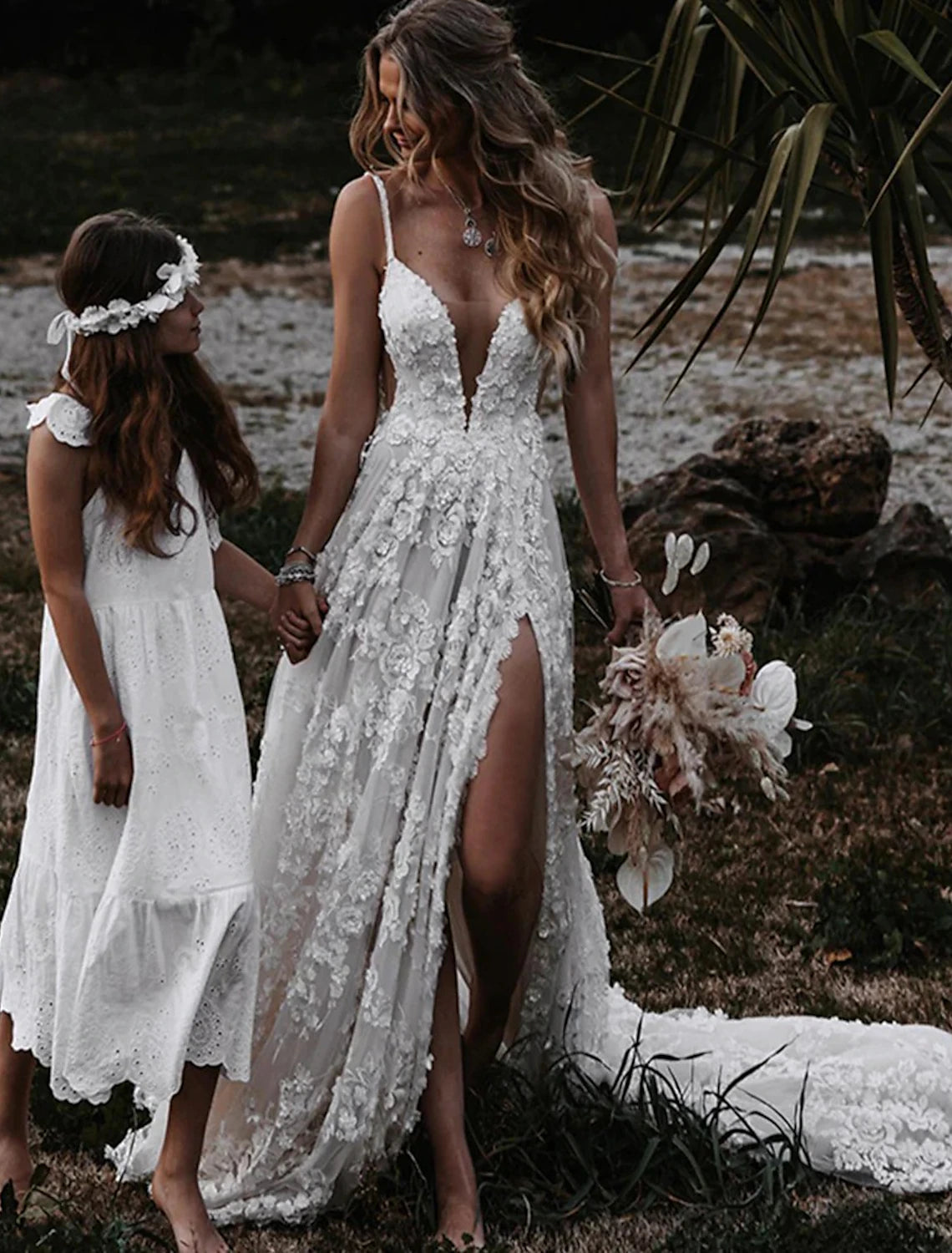 Women's Urban Clothing Beach Sexy Boho Wedding Dresses A-Line Sweetheart Camisole Spaghetti Strap Court Train Lace Outdoor Bridal Gowns With Appliques Split