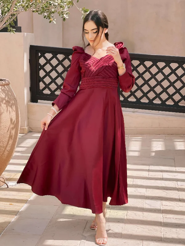 Women's Seasonal Wardrobe Clothing Sweetheart Pleated Dress in Maroon